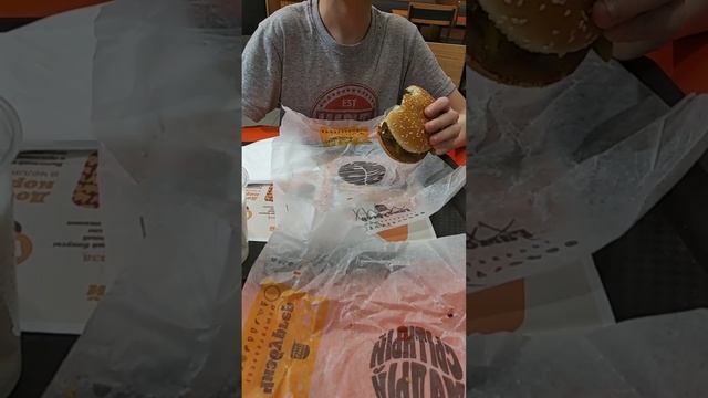 Пробуем гамбургер с 20 халапеньями #challenge смотреть онлайн