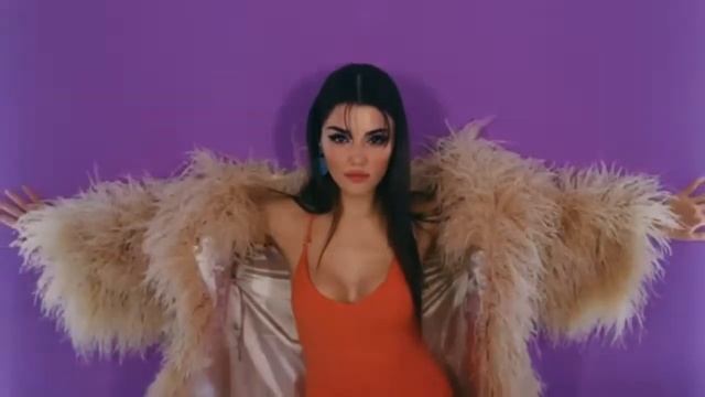 Ханде Эрчел получила награду - Женщина Года, на церемонии ELLE Style Awards 2022 смотреть онлайн