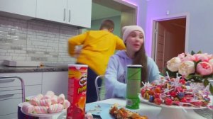 МОЙ ПАРЕНЬ ЖАДНЫЙ ОБЖОРА!!!