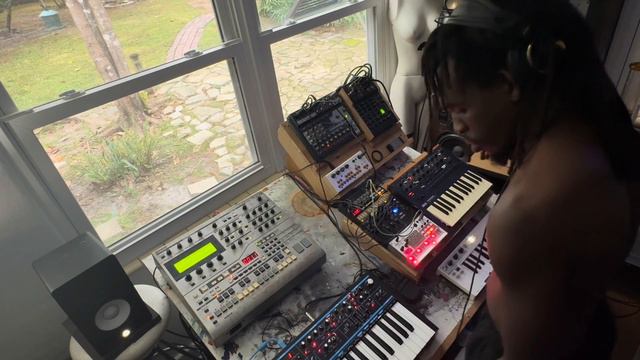 Deep house Dawless synth jammin ☮️💜✌🏾Korg monologue + novation bass station + volca sample смотреть онлайн