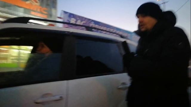 Размотали вокзального бомбилу. Бомбила вызвал "крышу". смотреть онлайн