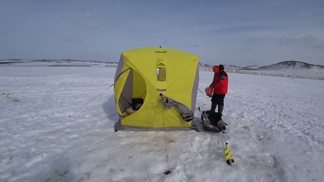 Весенняя Рыбалка в Красноярском крае!!! Вот это КЛЁВ, лунка КИПИТ от РЫБЫ!!! День рождения ДРУГА!!! смотреть онлайн