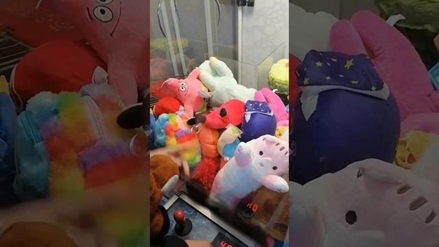 Автомат с мягкими игрушками, попробовать выиграть здесь можно. смотреть онлайн