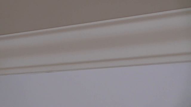 Как приклеить плинтус (багет) к натяжному потолку. смотреть онлайн