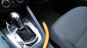 Как отщелкнуть клипсу крепления дверной карты VW