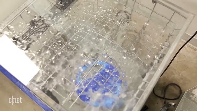 First look at Electrolux dishwasher's dual Orbitclean spray arms in action смотреть онлайн