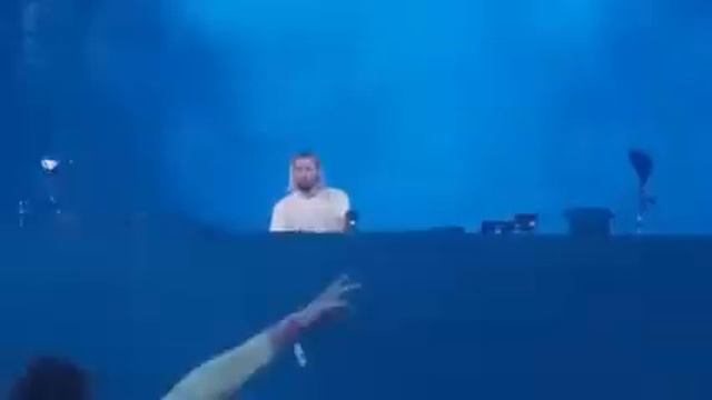 Salvatore Ganacci plays marble maze on stage смотреть онлайн