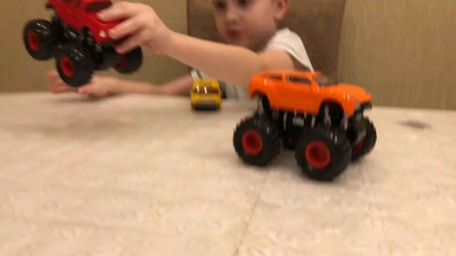 Монстр траки. Игрушечные машинки для детей Распаковка и обзор машинок монстров со съемными кузовами смотреть онлайн