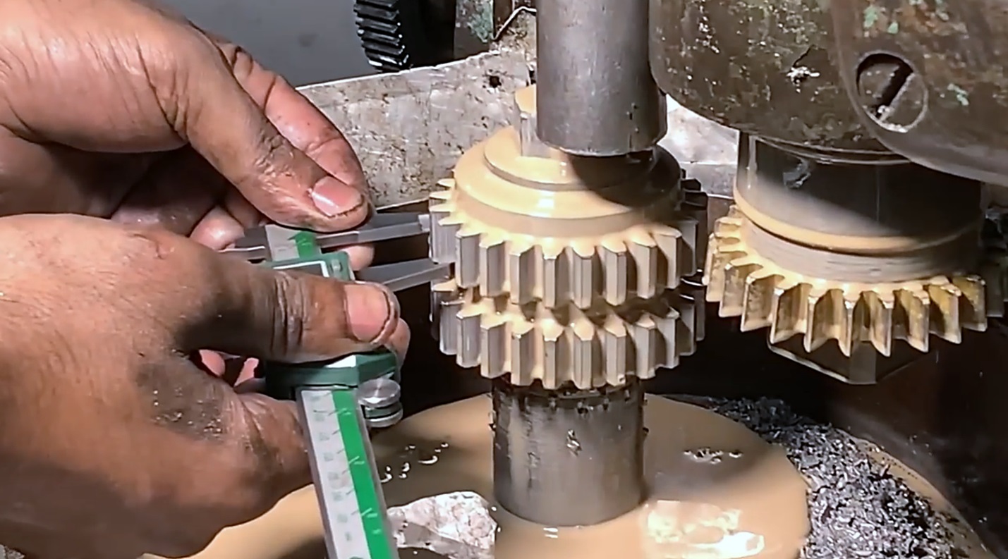 Как куются шестерни. Мастера-пакистанцы показывают наглядно весь процесс. смотреть онлайн