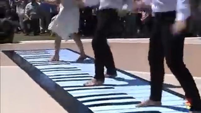 Volare on a giant piano key board смотреть онлайн