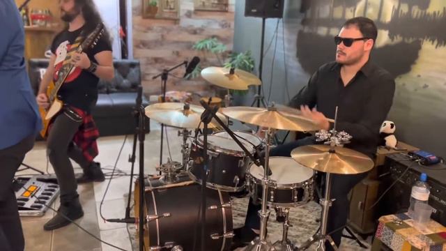 Leon Winchester & The Amazing Underdogs - R U Mine (Arctic Monkeys Cover) смотреть онлайн