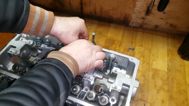 Сборка ГБЦ Mitsubishi 4G18 смотреть онлайн