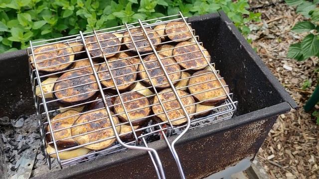 Йоркширский терьер. Маленький йорки и обед на даче. смотреть онлайн