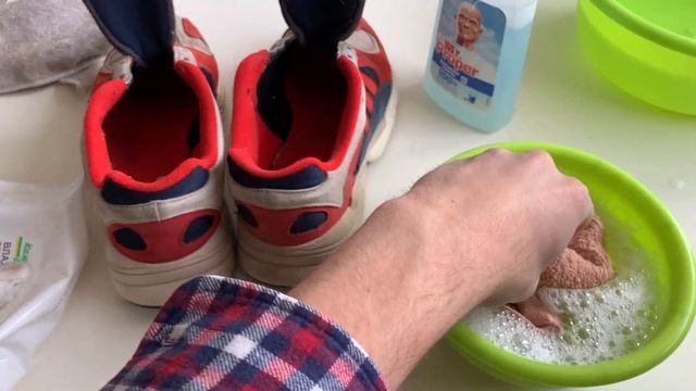 Чистка Adidas Yung 1 от грязи, пыли и скверны в условиях бичевни смотреть онлайн