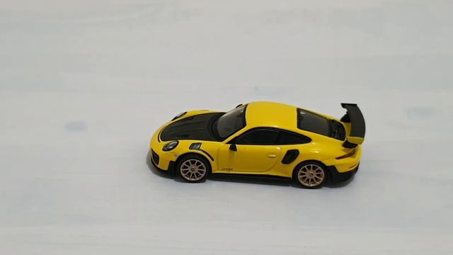 MINI GT Porsche 911 GT2 RS (Racing Yellow) / No. 136 Unboxing смотреть онлайн