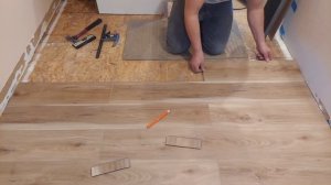 Укладка и подрезка ножом, пластикового ламината