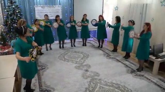 танец в исполнении педагогов "Часики" смотреть онлайн