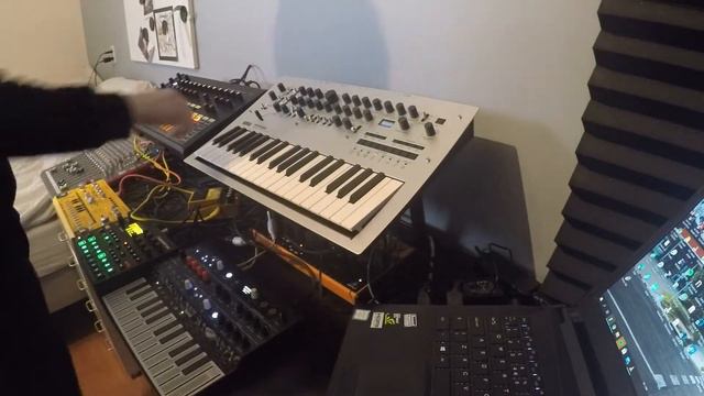 Small techy live jam #3 with Digitakt, RD-8, Minilogue and TD-3, Microfreak + BOSS OS-2 смотреть онлайн