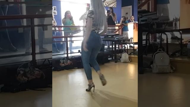 Sara López em Portugal - Kizomba Lady Style смотреть онлайн