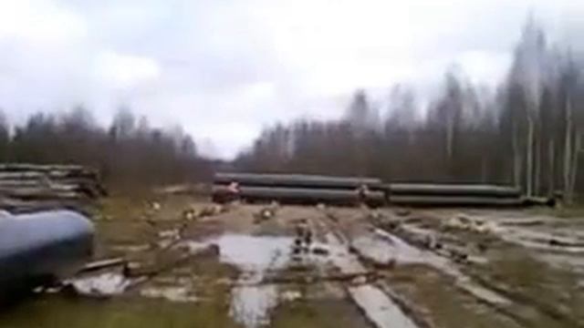 Нефтяники вертолётом возят трубы из Шипино в Сабск смотреть онлайн