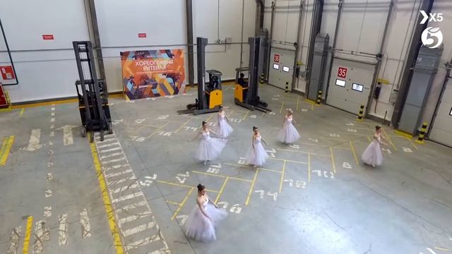 Танец балерин и машин-погрузчиков смотреть онлайн