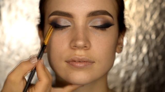 Широкая растушеванная стрелка. Свадебный макияж. смотреть онлайн