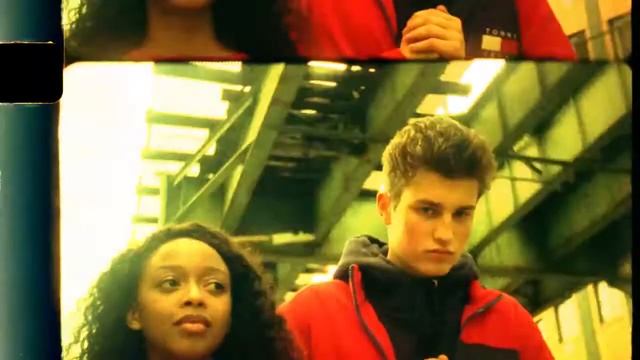 Tommy Jeans 90’s: яркий стиль смотреть онлайн