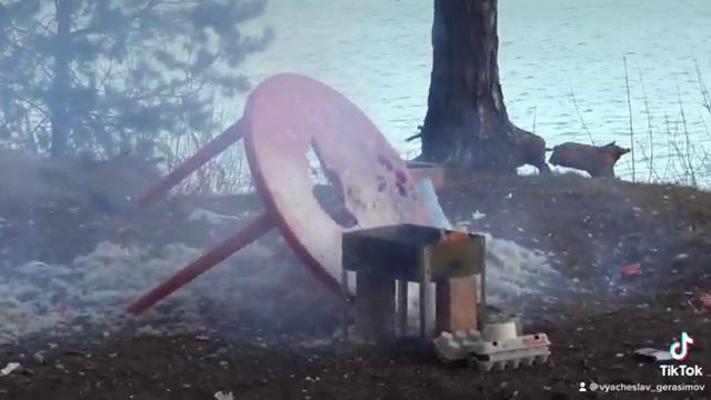 Был стол и нет стола, подорвался на яйцах)))