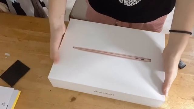 等了20天的MacBook Air是520收到最開心的禮物啦，苹果电脑开箱，以后封城的日子有东西做啦，开心 смотреть онлайн