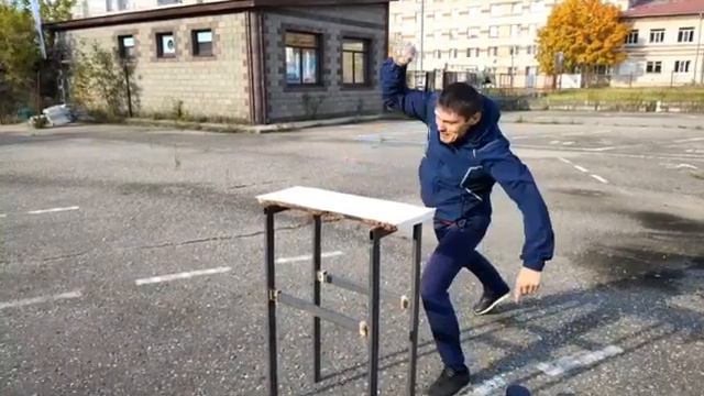 Первые два гвоздя забил голой рукой))) смотреть онлайн