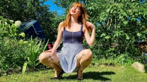 Длинноволосая рыжая дама в новых бежевых колготках с принтом и на высоких каблуках