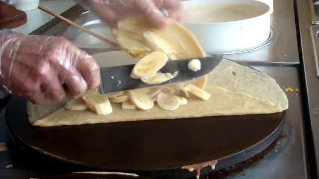 Млинці з бананом та топінгом смотреть онлайн