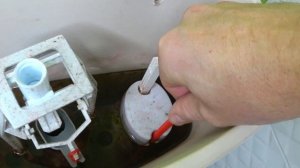 Регулировка набора воды в сливном бачке унитаза! Adjusting the water intake in the toilet cistern!