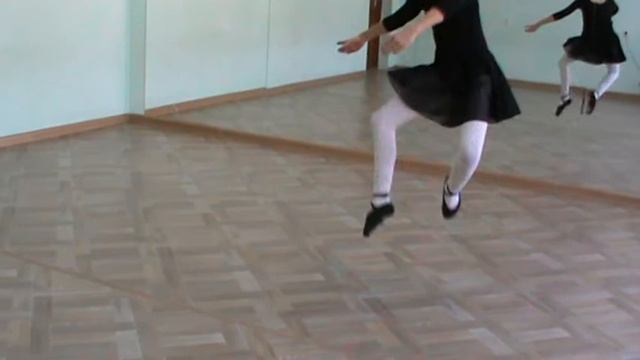 Отрабатываем ПА де Ша - кошачий прыжок. Ручки держим крепче в позициях. Приземляемся в V позицию. смотреть онлайн