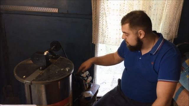 Электропривод на 2х рамочную медогонку самодельный. Прыгают обороты. Нужен совет. смотреть онлайн