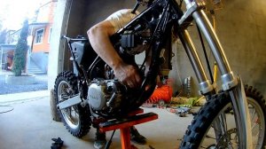 Поменять поршень на YAMAHA YZ за 15 минут. Как поменять поршень на кросс/эндуро?