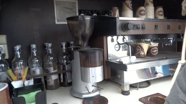 Горячий кофе едет к людям смотреть онлайн