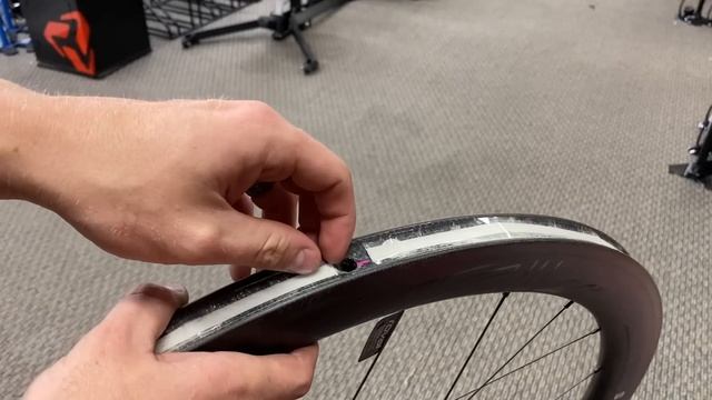 INSTALLING TUBULAR TIRES IN 2021 WITH NO GLUE?! (ARE THEY WORTH THE WORK?) SPECIALIZED ROVAL CLX 50 смотреть онлайн