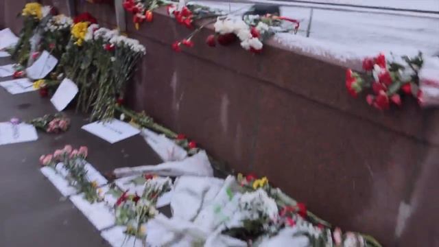 Мост покрыт цветами. Цветы покрыты снегом... Памяти Бориса Немцова смотреть онлайн