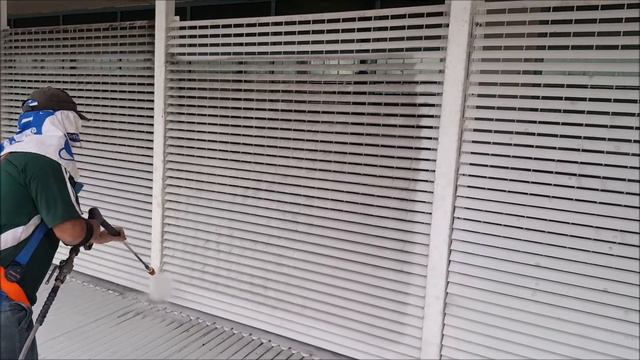 Pressure cleaning the lattice at Brendan Hansen building смотреть онлайн