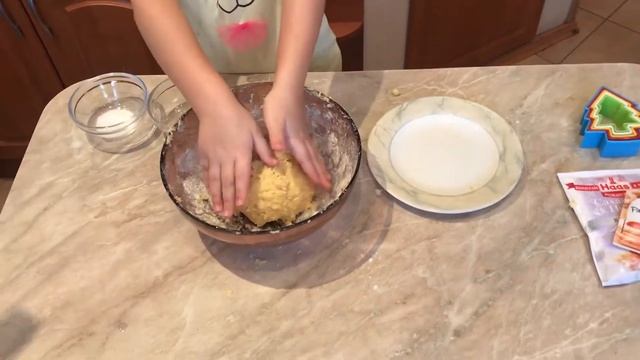 Лина делает новогоднее печенье. Тренируемся к празднику. смотреть онлайн