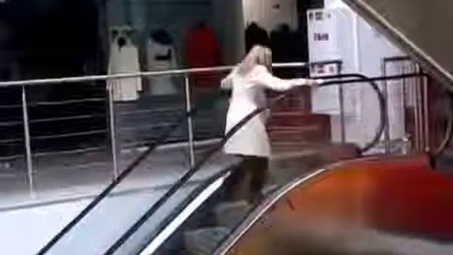 ПРИКОЛ! ОСТОРОЖНО! БАБЫ ДУРЫ 1! смотреть онлайн