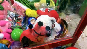 ДОСТАЕМ ОХРАННИКА ИЗ ИГРА КАЛЬМАРА! Играем на крутые игрушки в автоматах хватайка!