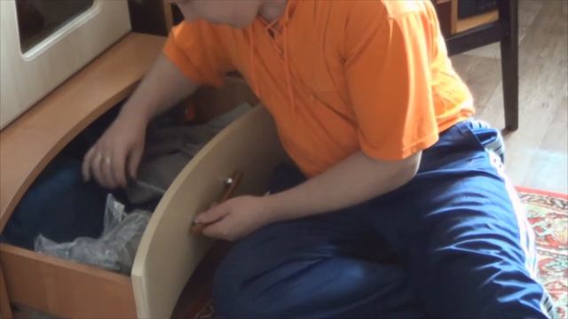 Домашка.Крепим "разшарошенную" ручку шкафа на место. смотреть онлайн