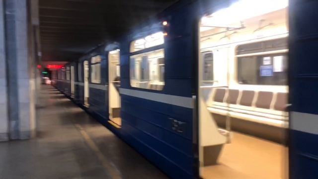 Электропоезд «81-717/714» на станции метро «Кировская» в городе Нижний Новгород // 2 мая 2022 года смотреть онлайн