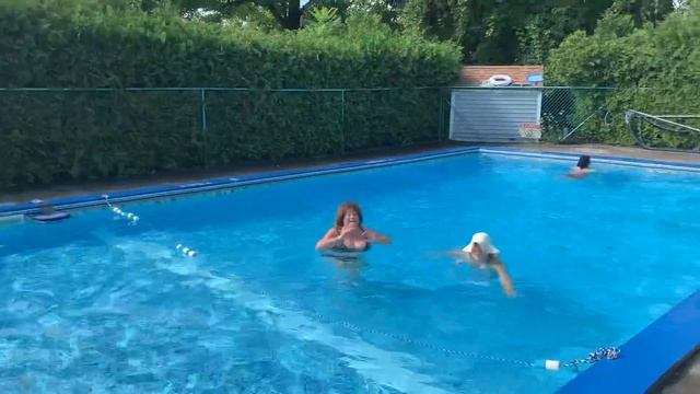 Водная гимнастика в открытом бассейне Саратога Спринт проводит Леонора Булычева смотреть онлайн
