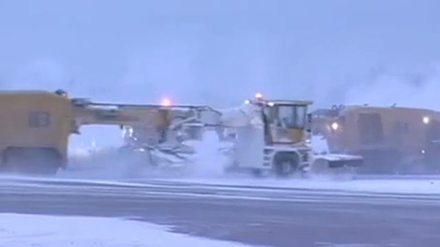 Расчистка ВПП от снега. Международный аэропорт Хельсинки смотреть онлайн