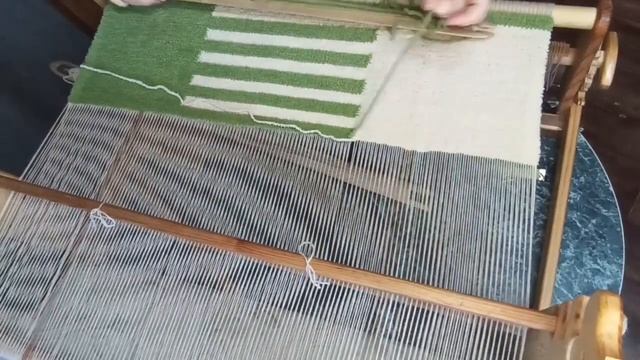 Ткём плед...на настольном ткацком станке смотреть онлайн