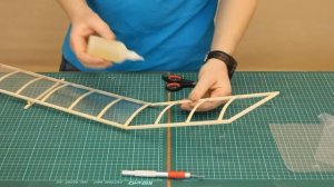 Схематический планер, изготовление, обтяжка крыла, урок 9.