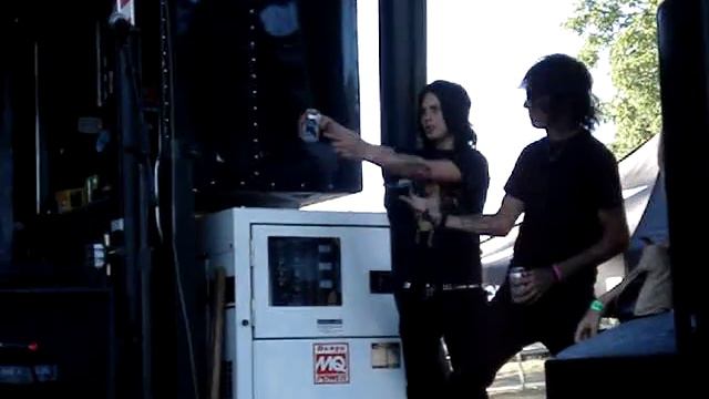 Drunk Ronnie Radke "That's My Favorite Song" смотреть онлайн